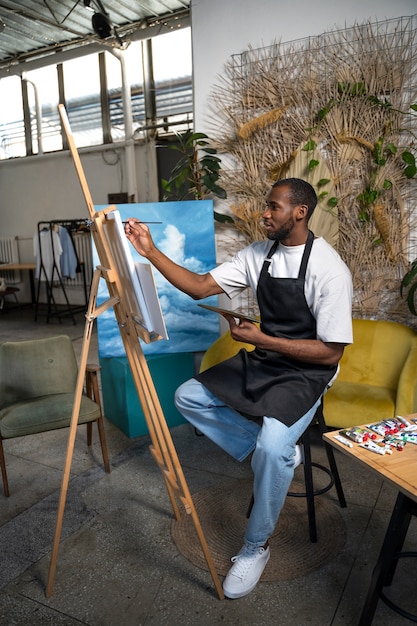 Foto grátis um homem a pintar aquarelas.