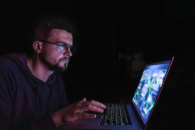 Foto grátis um homem analisando dados financeiros de gráficos do mercado de ações em uma placa eletrônica