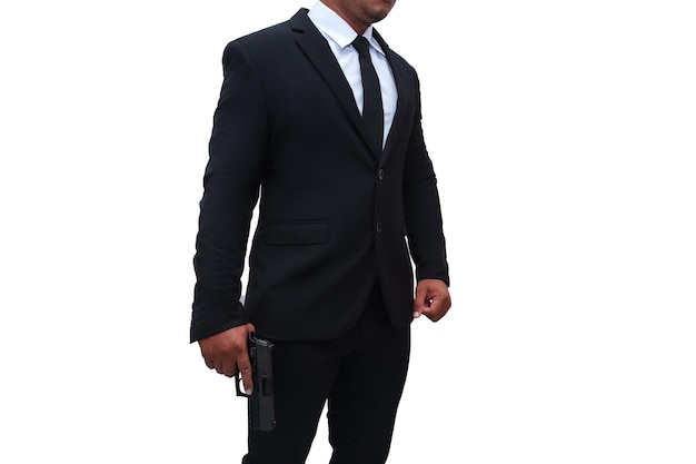 Um homem armado vestindo um terno preto está segurando uma arma em uma pose robusta em um fundo branco isolado. conceito para assassino, assassinato, criminoso.