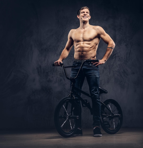 Um homem bonito com bmx em um estúdio.