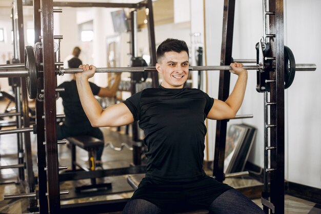 Um homem bonito está envolvido em um ginásio