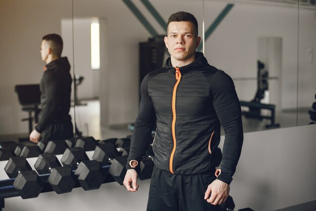 Um homem bonito está envolvido em uma academia