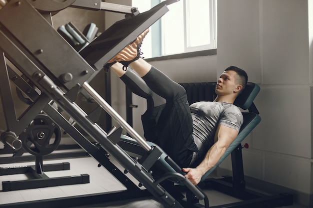 Foto grátis um homem bonito está envolvido em uma academia