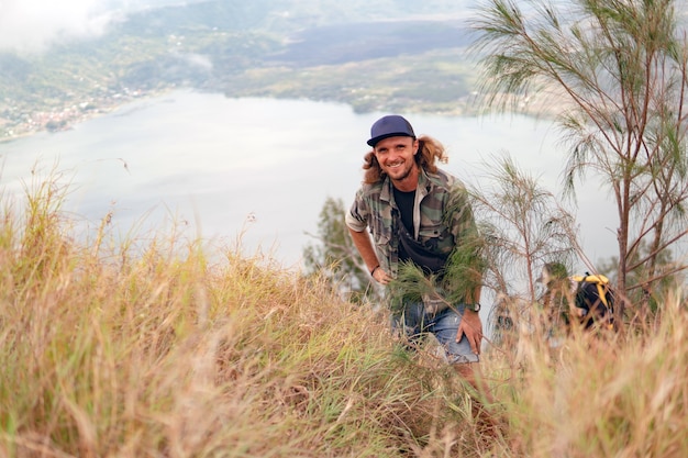 Um homem caminha caminhando nas montanhas. bali