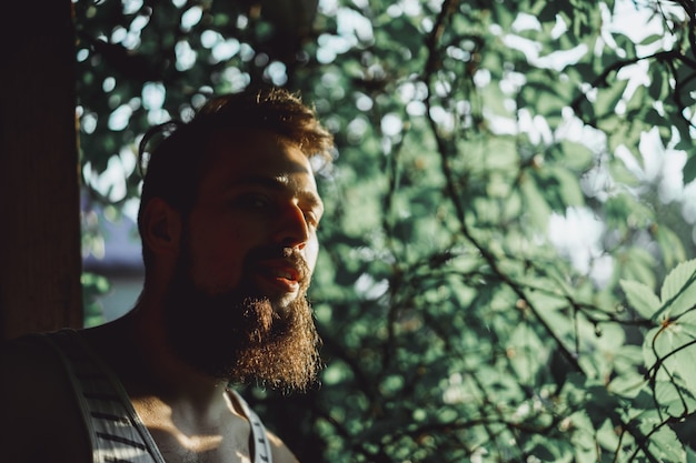 Foto grátis um homem com barba ao pôr do sol