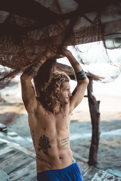 Um homem com cabelo longo encaracolado em um local de pesca. pescador no oceano