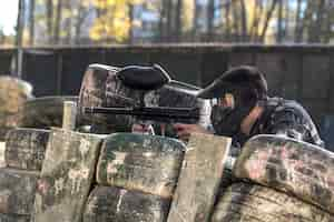 Foto grátis um homem com uma arma jogando paintball.