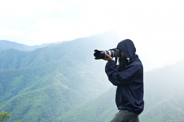 Um homem com uma câmera Dia mundial do fotógrafo.