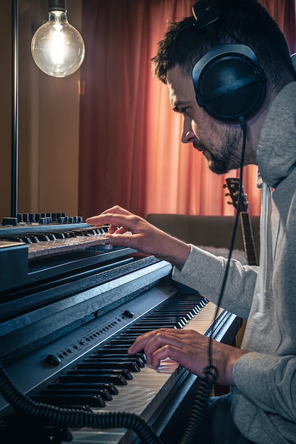 Foto grátis um homem compositor produtor arranjador compositor músico mãos organizando música