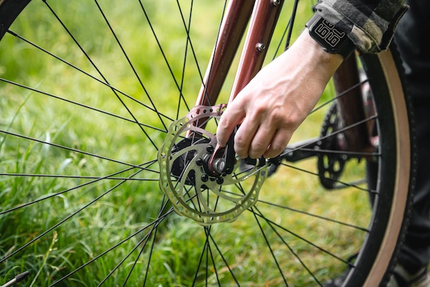 Foto grátis um homem corrige um problema com uma roda de bicicleta generativa ai