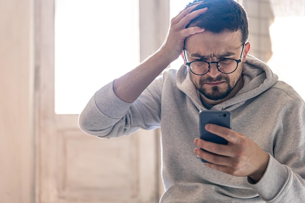 Um homem de óculos usa um espaço de cópia de smartphone