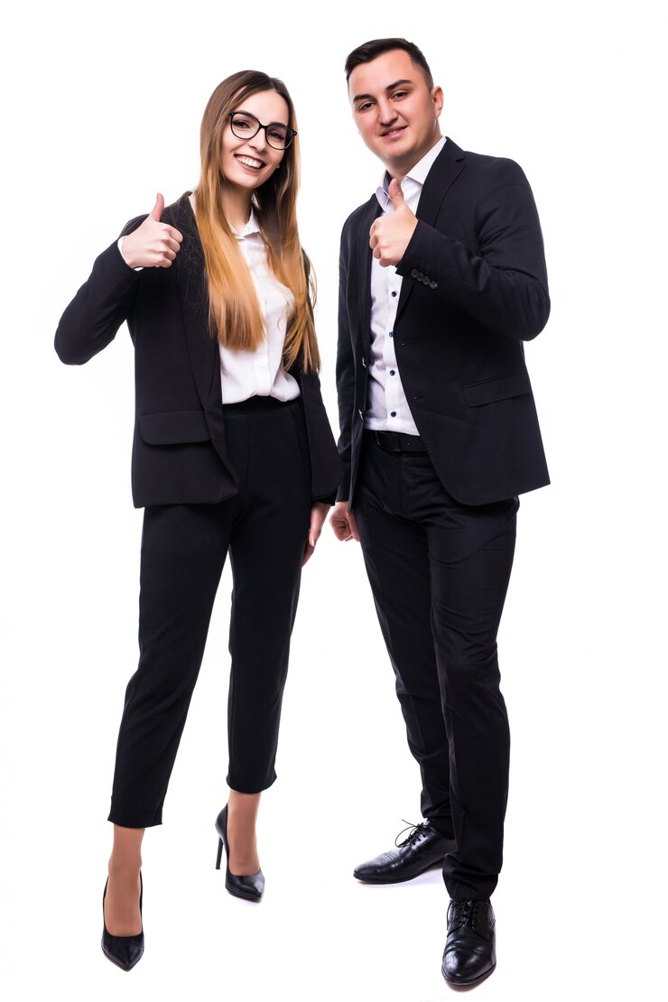 Foto grátis um homem e uma mulher bonitos em uma suíte preta mostram sinal de positivo no branco
