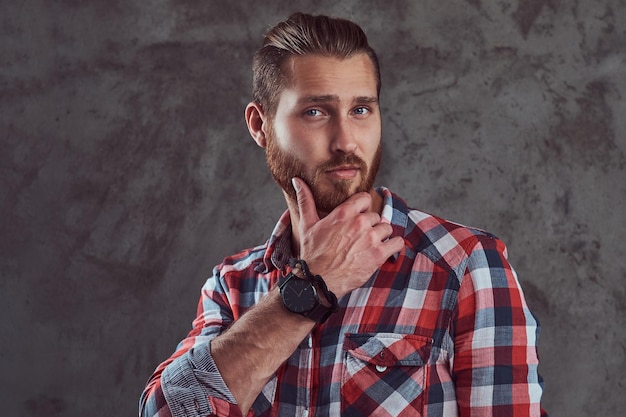 Foto grátis um homem jovem modelo ruiva bonito em uma camisa de flanela em um fundo cinza.