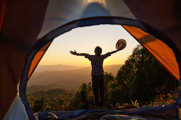 Um, homem jovem, sentando, em, a, barraca, com, levando, foto, com, um, telefone móvel