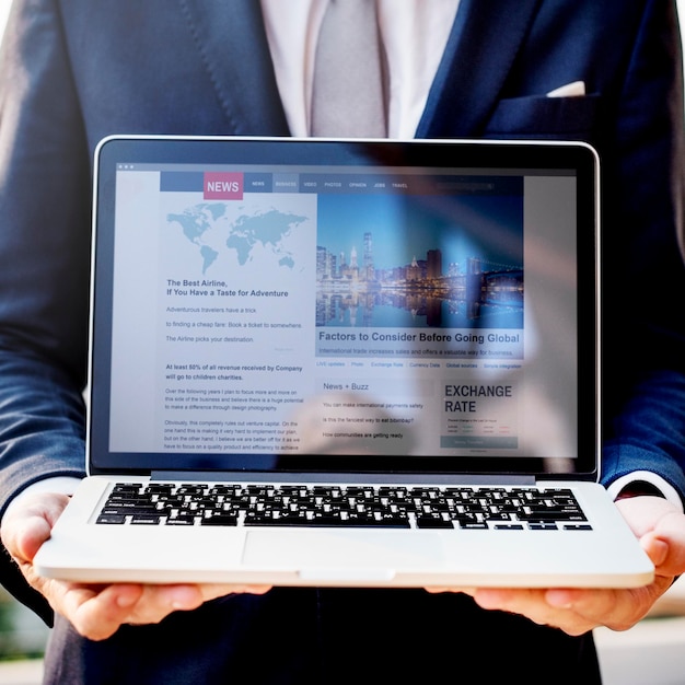 Foto grátis um, homem negócios, apresentando, notícia, ligado, um, laptop