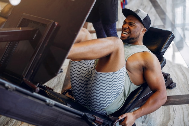 Foto grátis um homem negro bonito está envolvido em um ginásio