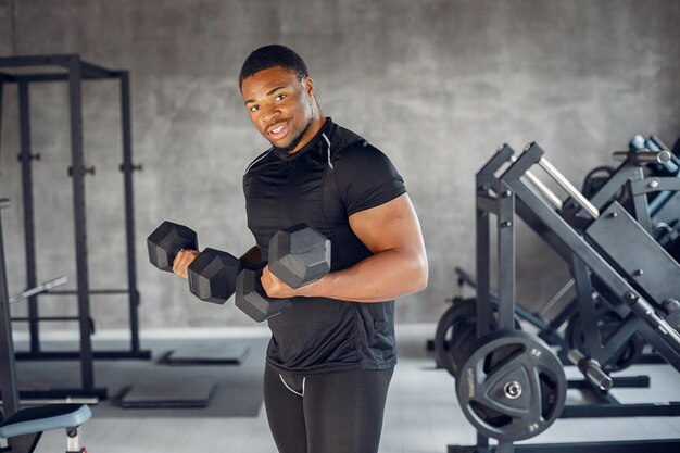 Um homem negro bonito está envolvido em uma academia