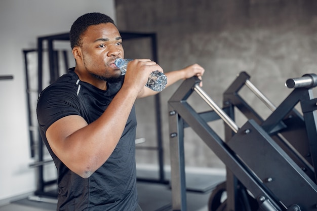 Um homem negro bonito está envolvido em uma academia