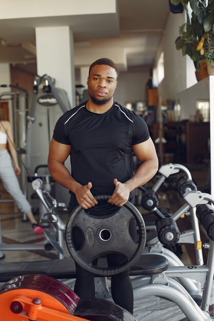 Um homem negro bonito está envolvido em uma academia