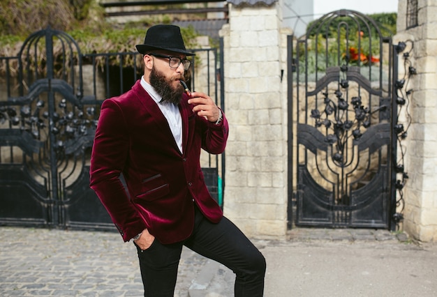 Um homem rico com barba fuma berço