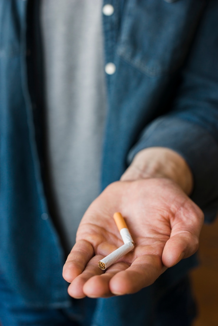 Foto grátis um, homem, segurando, cigarro quebrado, em, seu, mão