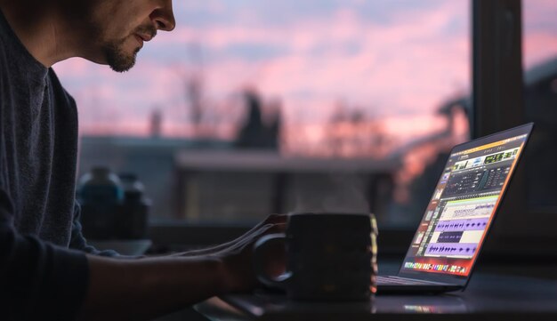 Foto grátis um homem trabalha com som em um laptop no início da manhã