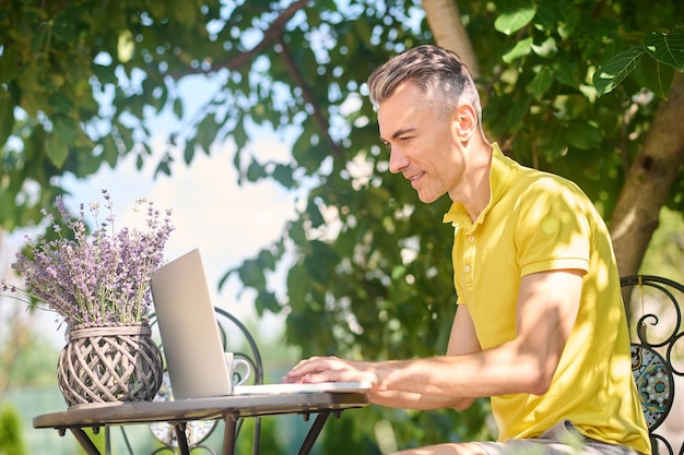 Um homem trabalhando em um laptop e parecendo ocupado