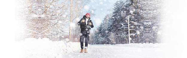 Um homem viaja com uma mochila. caminhada de inverno na floresta. turista em uma caminhada no inverno no parque.