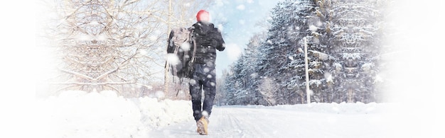 Um homem viaja com uma mochila. caminhada de inverno na floresta. turista em uma caminhada no inverno no parque.