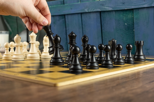 O clássico jogo intelectual de tabuleiro de posições de jogo de xadrez  figuras de madeira geradas por ia