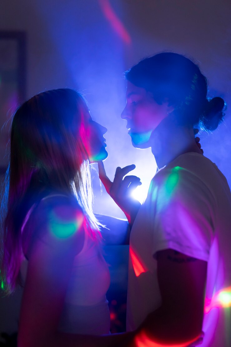 Foto grátis um jovem casal a passar tempo juntos à noite.