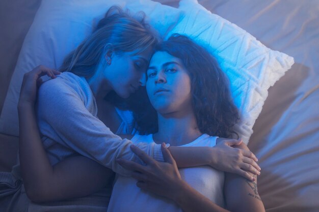 Um jovem casal a passar tempo juntos à noite.