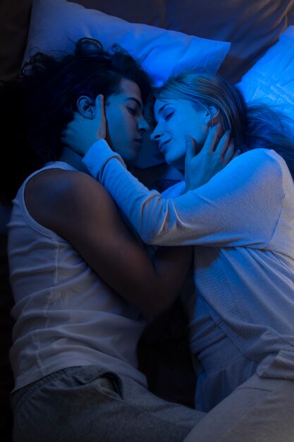 Um jovem casal a passar tempo juntos à noite.