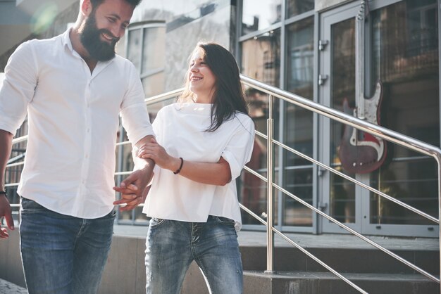 Um jovem casal amoroso engraçado se divertir em um dia ensolarado.