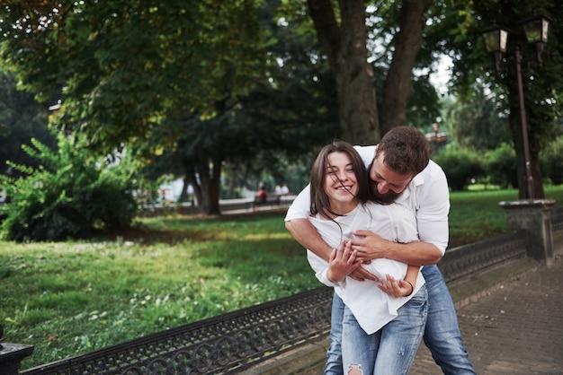 Um jovem casal amoroso engraçado se divertir em um dia ensolarado.