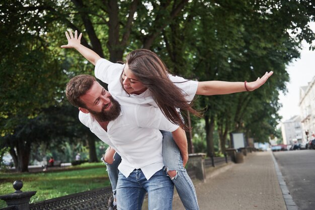 Um jovem casal engraçado e divertido se divertir em um dia ensolarado.