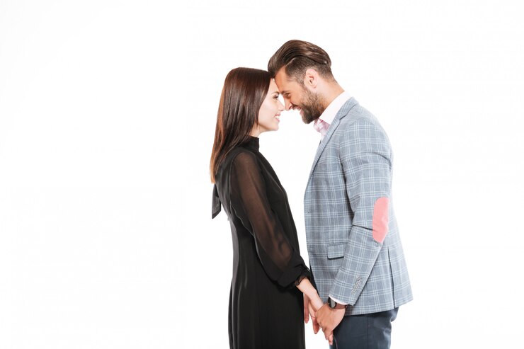 Foto grátis um jovem casal feliz e apaixonado isolado.
