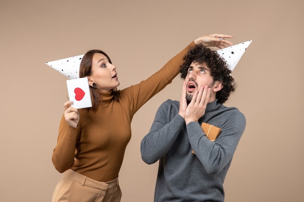 Um jovem casal posando no estúdio