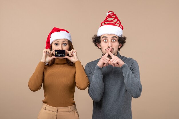 Um jovem casal posando no estúdio