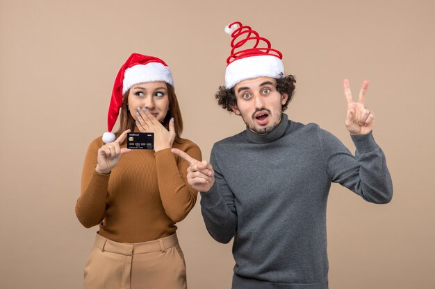 Um jovem casal posando no estúdio