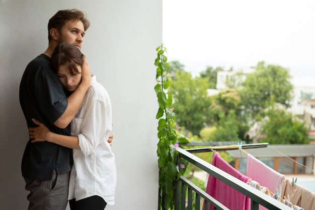 Um jovem casal que sofre de doenças sexualmente transmissíveis