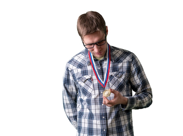 Um jovem com uma medalha de ouro no peito, realização pessoal e sucesso, fundo branco isolado Foto Premium