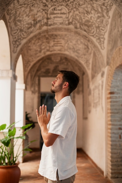 Um jovem de médio porte a rezar.