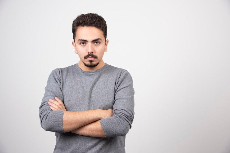 Foto grátis um jovem posando com os braços cruzados.