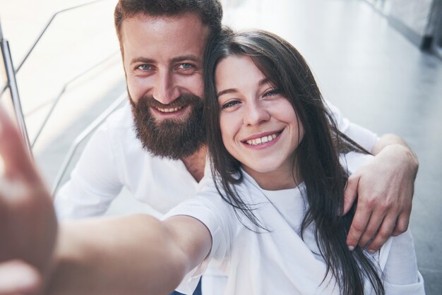 Um lindo casal faz uma foto ao ar livre