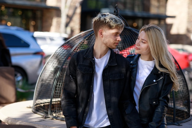 Um lindo casal sentado no parque e olhando um ao outro