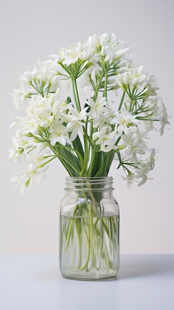 Um lindo vaso de flores no estúdio.