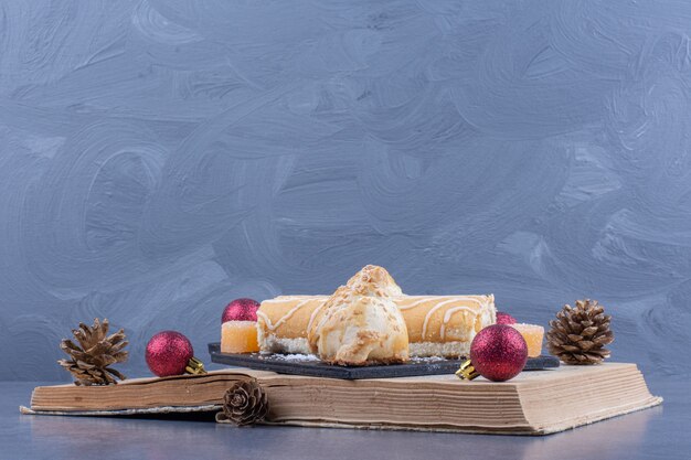 Um livro com biscoitos e bolas de natal