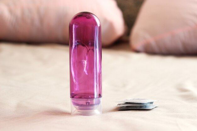 Um lubrificante íntimo para um close-up confortável de sexo em um fundo colorido