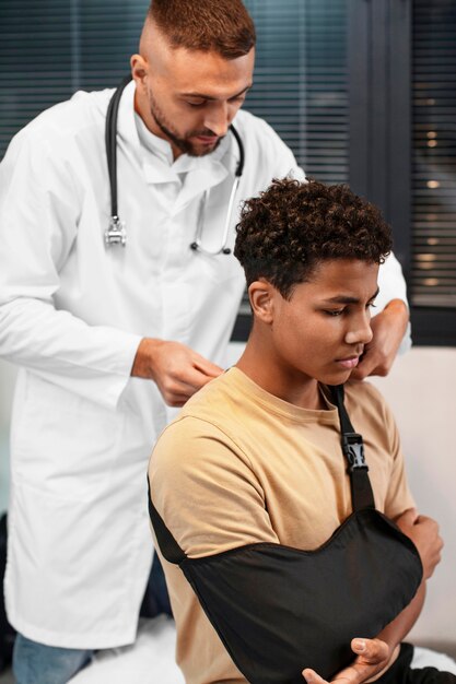 Um médico a tomar conta de uma criança afro-americana.